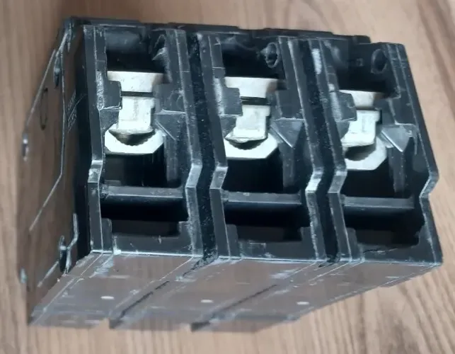 Disjuntor GE TRIFÁSICO 100A NOVO - R$150,00