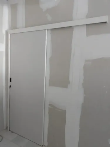 Assentamento de portas e kit porta pronta