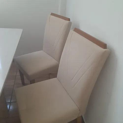 Mesa com quatro cadeiras