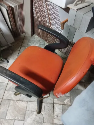Uma cadeira para salão cabeleireira  vendo por 500, reais ela aumenta e abaixa bom estado 
