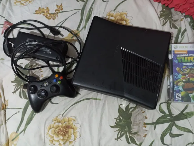 Vendo xbox 360 em excelente estado de conservação. Acompanha jogos. Parcelo nos cartões.
