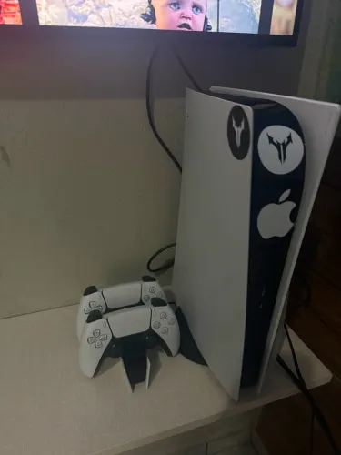 Ps5 fat com dois controles, base de carregamento, três jogos e um fone pulse elite