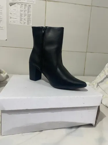 Bota cano curto preta 37