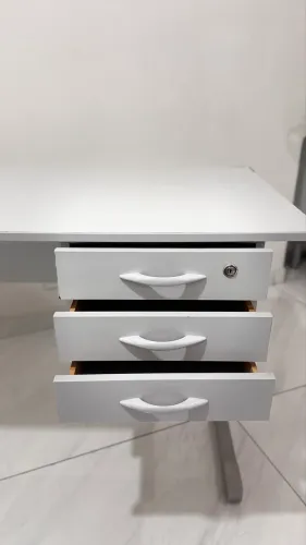 Mesa de escritório em ótimo estado (3 gavetas e chave ) 
