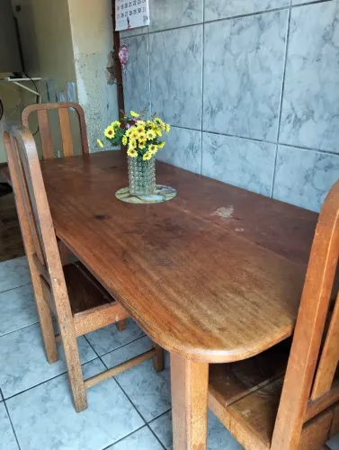 Mesa de madeira 1,80m x 0,80m com 3 cadeiras. Valor R$1.000,00