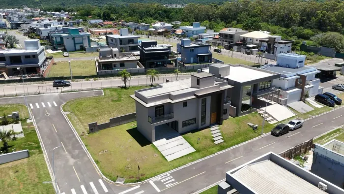 Sobrado em Condomínio para Locação, Rio Vermelho, 4 dormitórios, 3 suítes, 4 banheiros, 2