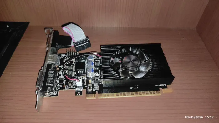 Placa de vídeo NVIDIA GeForce GT 220 funcionando perfeitamente.