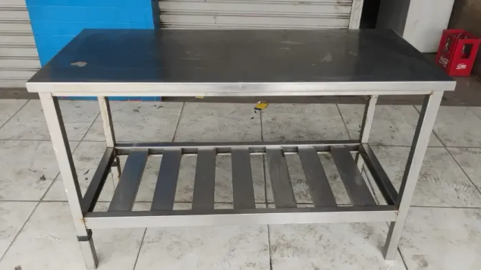 Mesa de inox. Medidas: 1,40m de comprimento por 70cm de largura, 85cm de altura.