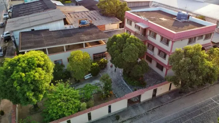 Terreno de 950 m2, mais casa com 220 m2, 3 quartos, 2 banheiros, cozinha, área de estar e 