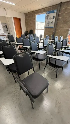 Jogo de 24 Cadeiras de estudante em Couro para Centro de Treinamento com prancheta e sexto