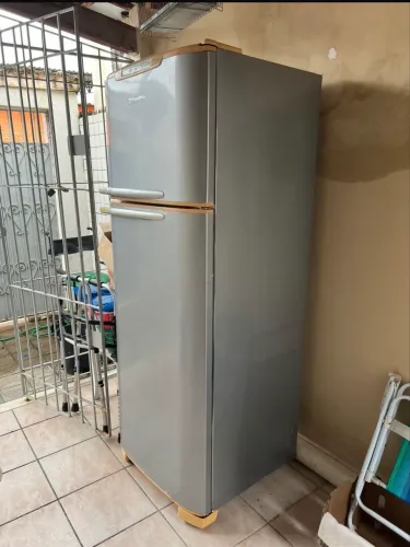 GELADEIRA ELETROLUX (COM DEFEITO)