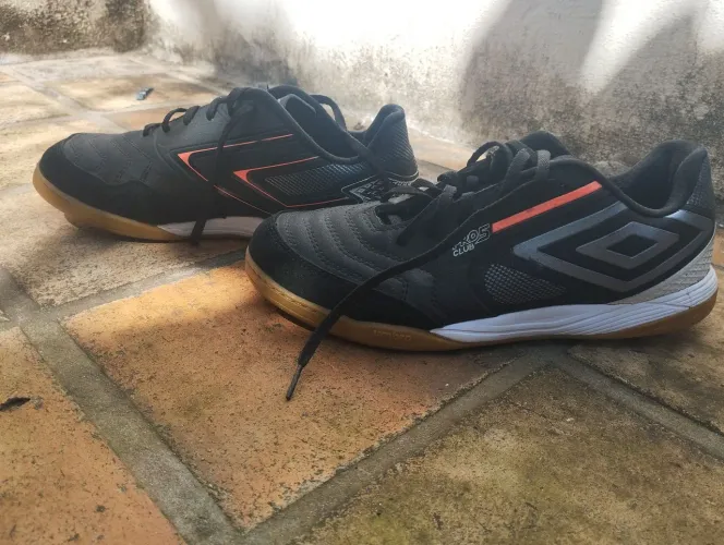 Sapato de futsal " pro 5 club ", tamanho 40-41, por APENAS 110 REAIS