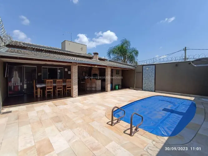 Casa para Aluguel em Uberaba (Jardim Nenê Gomes) | 3 Quartos (1 Suíte) | Varanda Gourmet +