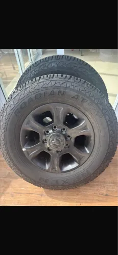 Pneus e rodas originais da Ram 2500