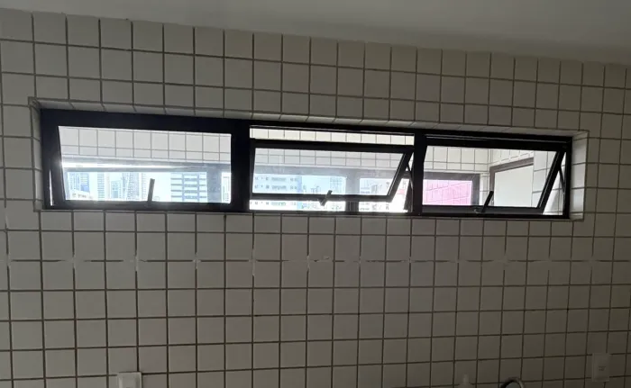 Janela de alumínio preta com vidro fume