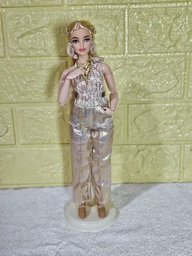Barbie Basics Milie "You Create Neutral Kit 003"