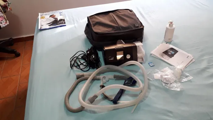 Aparelho CPAPo marca Resmed, Airsense 10, controle manual.