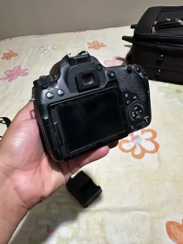 Cânon EOS 77D