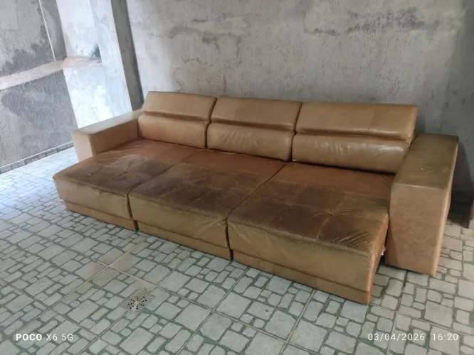 Sofá Retrátil e Reclinável de Couro
