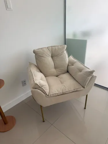 Poltrona bege e dourada
