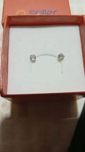 Brincos de prata com pequeno defeito
