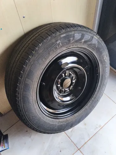 Roda com pneu 215 65 16  5 furos Scorpion Pirelli está mais ou menos meia vida 