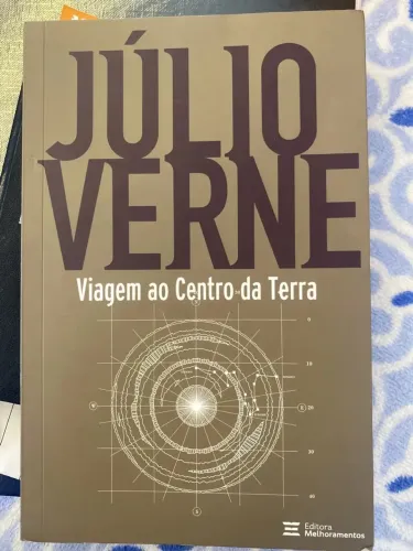 Livro viagem ao centro da terra.