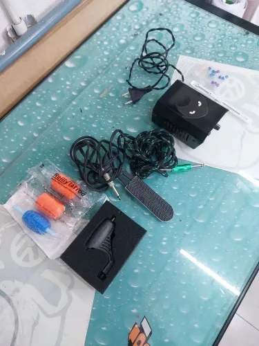 Máquina e kit de tatuagem