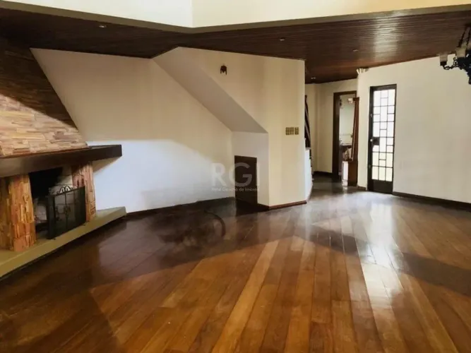 Encantadora residência com 03 dormitórios sendo 01 suíte e piscina.