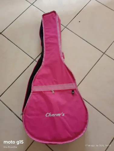 Capa acolchoada para melhor proteção do seu violão.