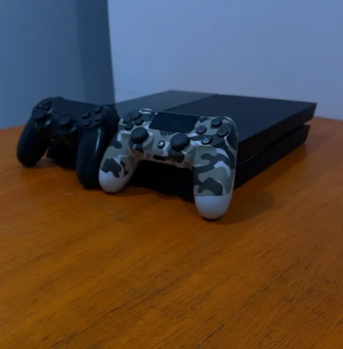 Ps4 com 2 controles