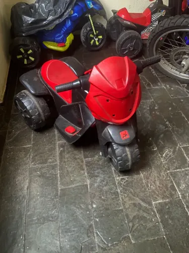 Ban Moto elétrica 6v cor preta com vermelha