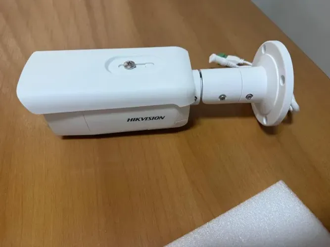 Camera IP Acusense 4MP Hikvision DS-2CD2T46G2-ISU/SL nova na caixa