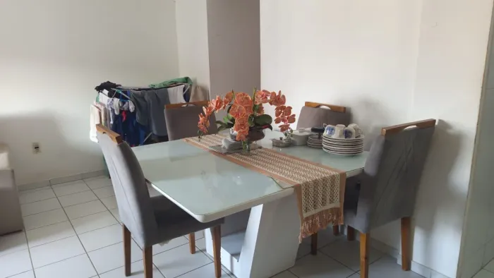 MESA MDF DE MADEIRA MACIÇA COM CADEIRAS