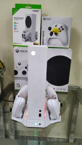 Xbox Series S + 2 controles Originais + Dock