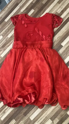 Cadeira de alimentação + dois vestidos de festa  