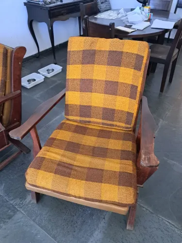 2 poltronas de madeira com estofado