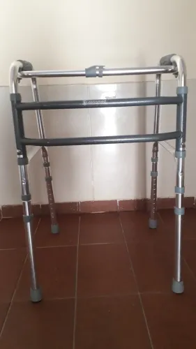 Andador para idosos.