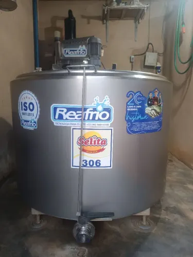 Ordenhadeira e tanque de leite
