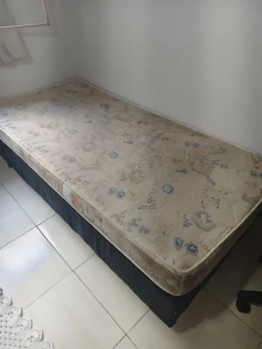 Base de cama solteiro e colchão 