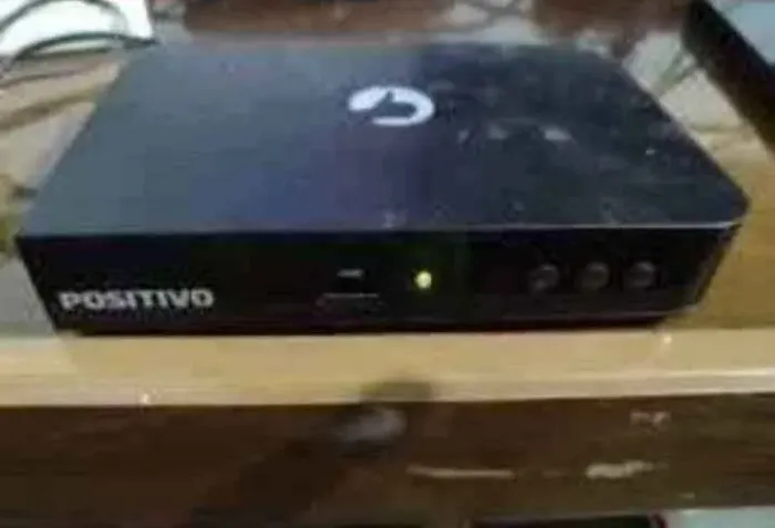 Conversor de tv digital positivo com entrada USB cabo áudio e vídeo e controle remoto