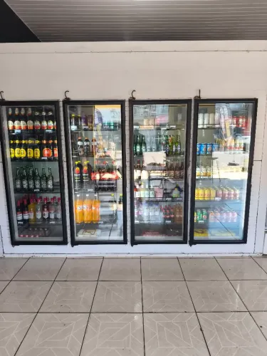 Camara fria para bebidas com expositor tamanho 4x4 