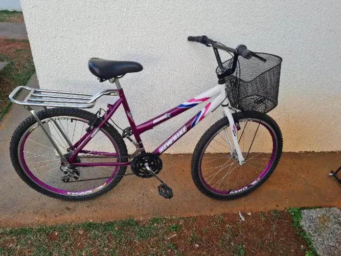 Bicicleta feminina aro 26 - 18 marchas - com cesta e bagageiro - ótimo estado