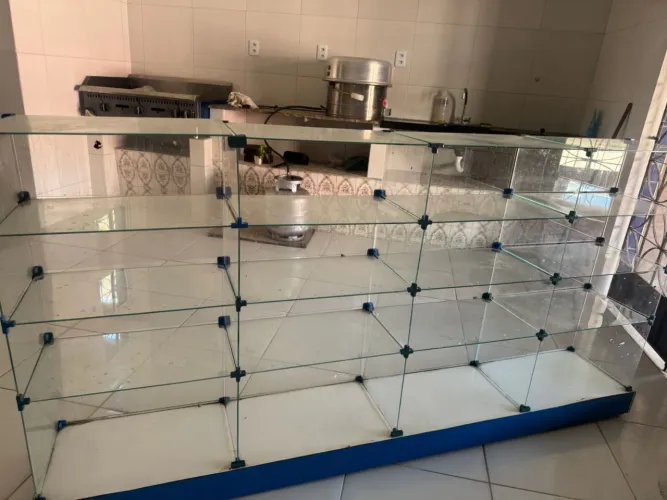 Estante de Vidro para Loja - Elegante, Moderna e em Perfeito Estado
