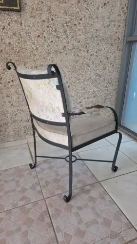  2 Poltronas, com braços e Encosto.