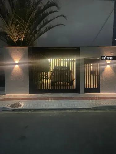 Casa térrea em Balneário Camboriú com 02 vagas de garagem