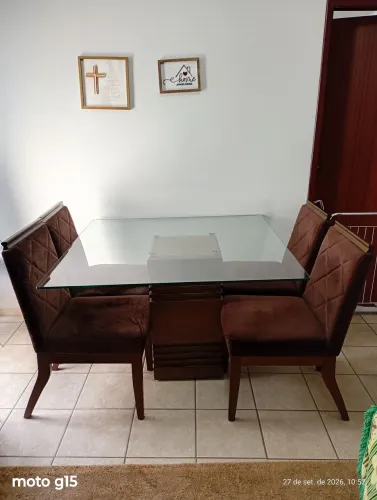Mesa com 4 cadeira