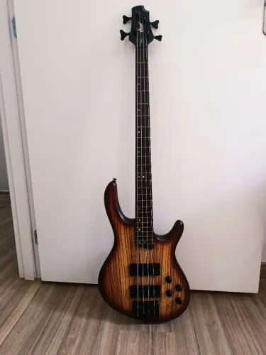 Contrabaixo Cort C4Z 4 Cordas Ativo + Case Rígido Washburn Peluciado + Cabo P10