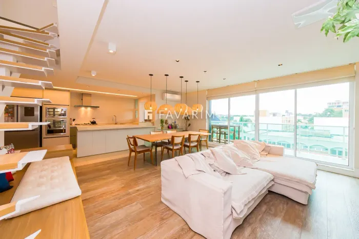 LINDO APARTAMENTO DUPLEX COM 02 SUÍTES E 02 VAGAS PARA LOCAÇÃO NO JUVEVÊ. REF. 379 LO