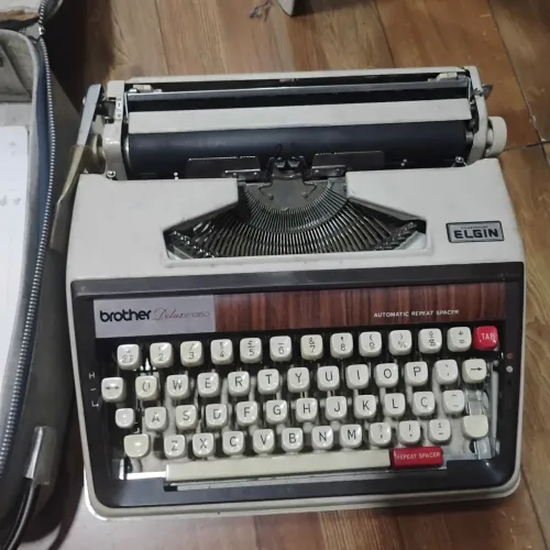 Máquina de escreve Marca .brother deluxe